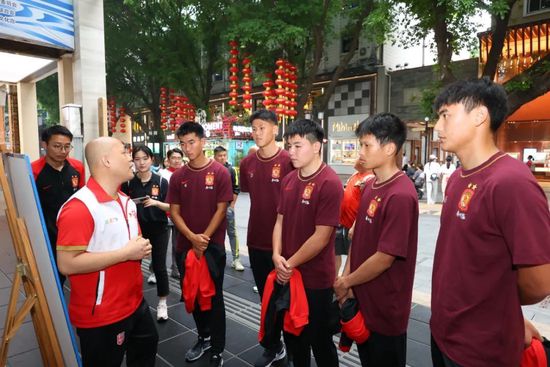 整组海报共计九张，众人两两一组，神色各异，衣着发型和图片背景皆体现了岛上艰苦的生活环境，以及人们流落荒岛后自然纯朴的生活方式